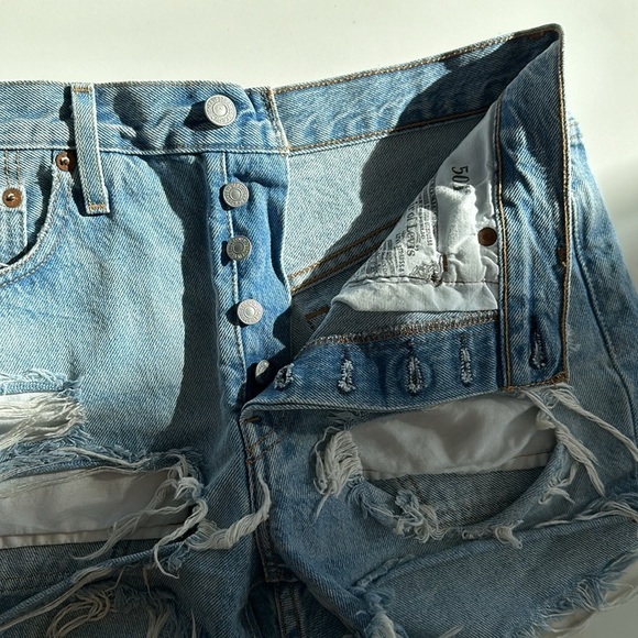 LEVIS 501 shorts vintage distressed size 25 but fit like a 26, see measurements - Picture 6 of 12